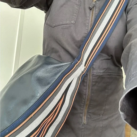 Elegant Navy Crossbody Bag - Picture 9 of 9